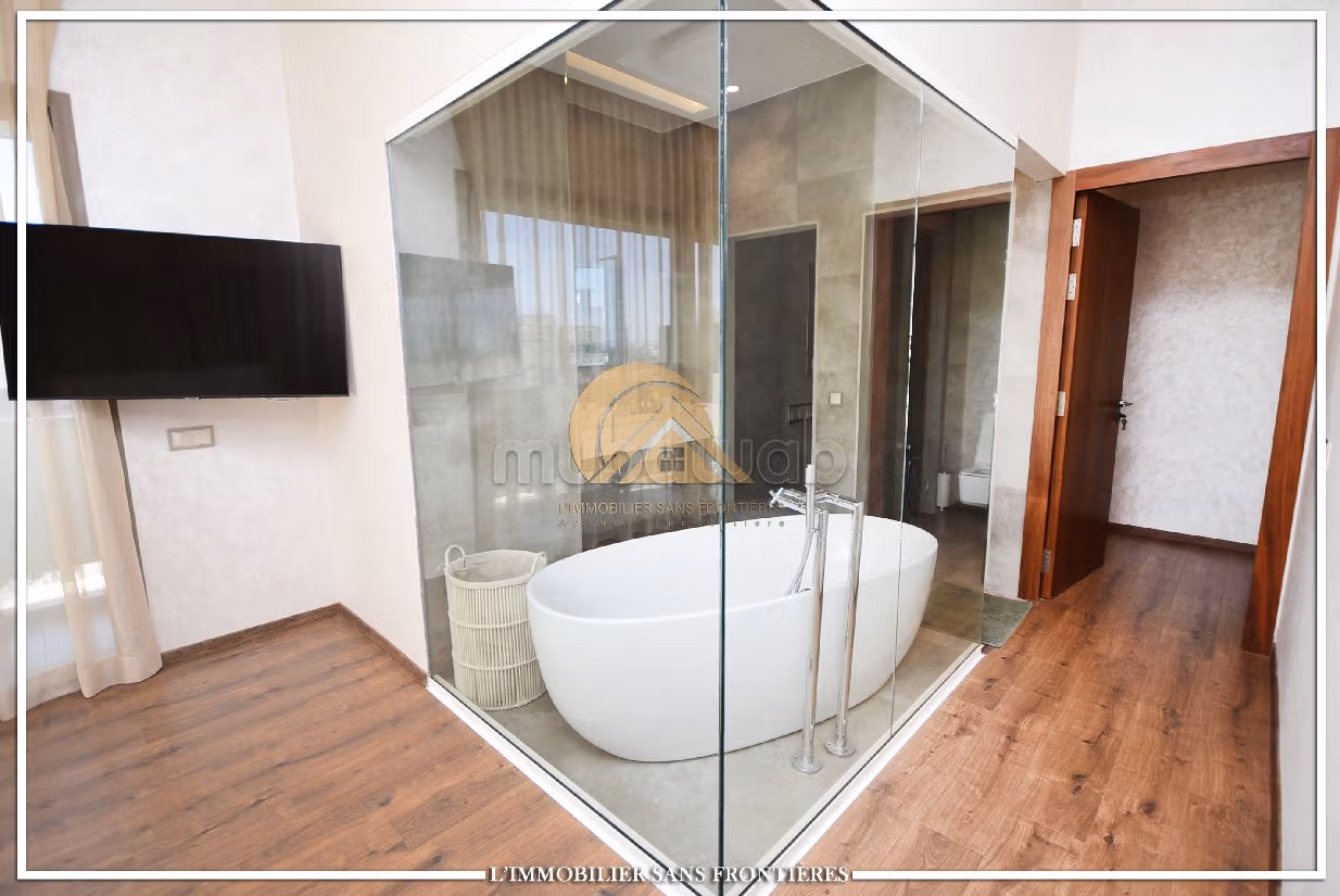 Fabulous house for sale in Hay Targa. 5 rooms. Usable fireplace, Large swimming pool. 