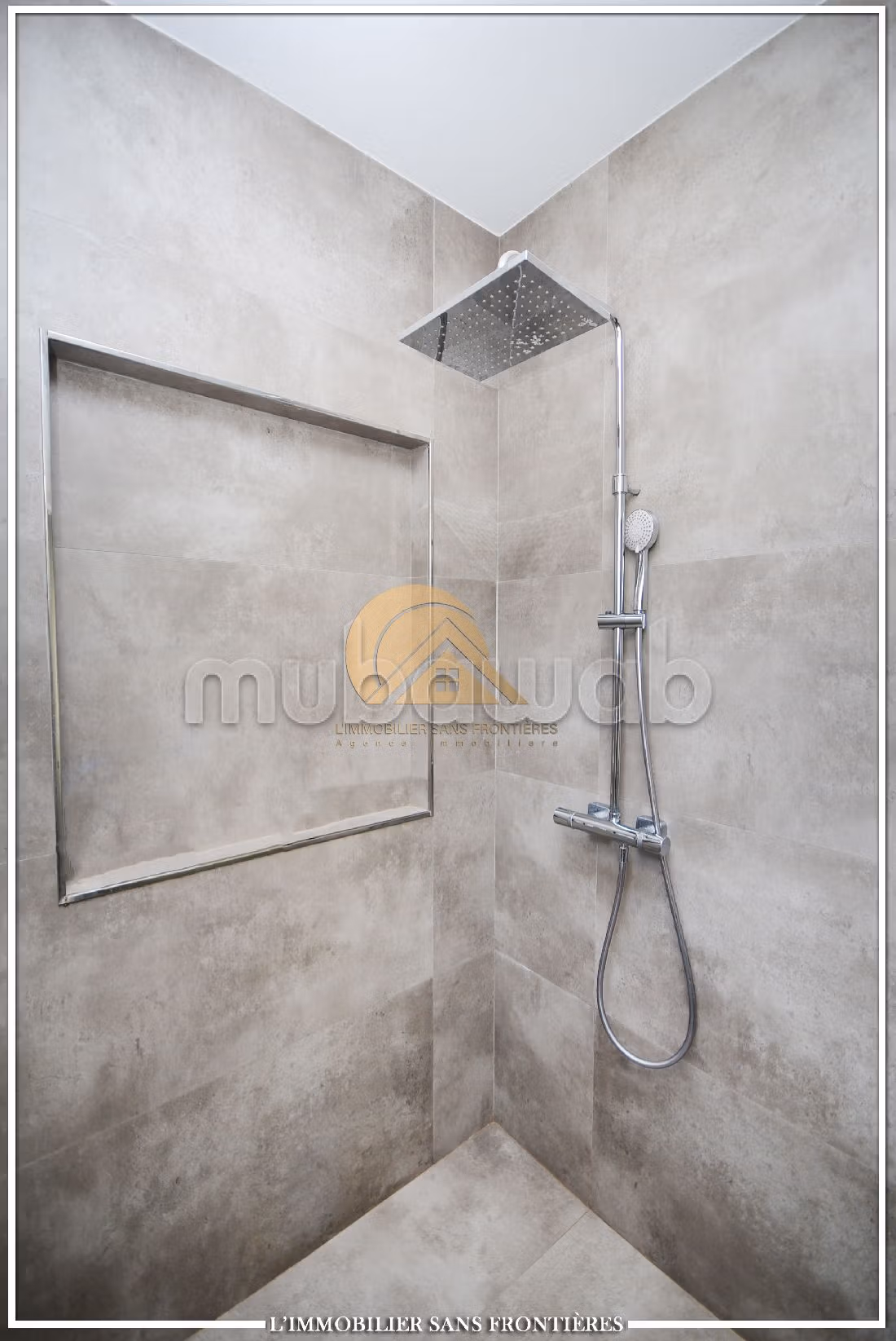 Fabulous house for sale in Hay Targa. 5 rooms. Usable fireplace, Large swimming pool. 