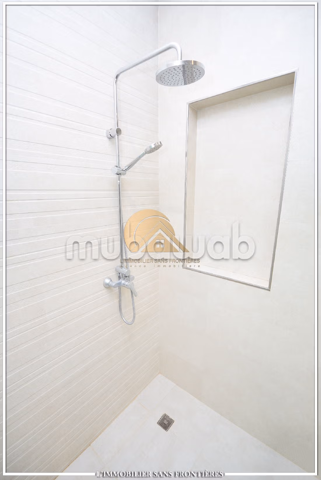 Fabulous house for sale in Hay Targa. 5 rooms. Usable fireplace, Large swimming pool. 