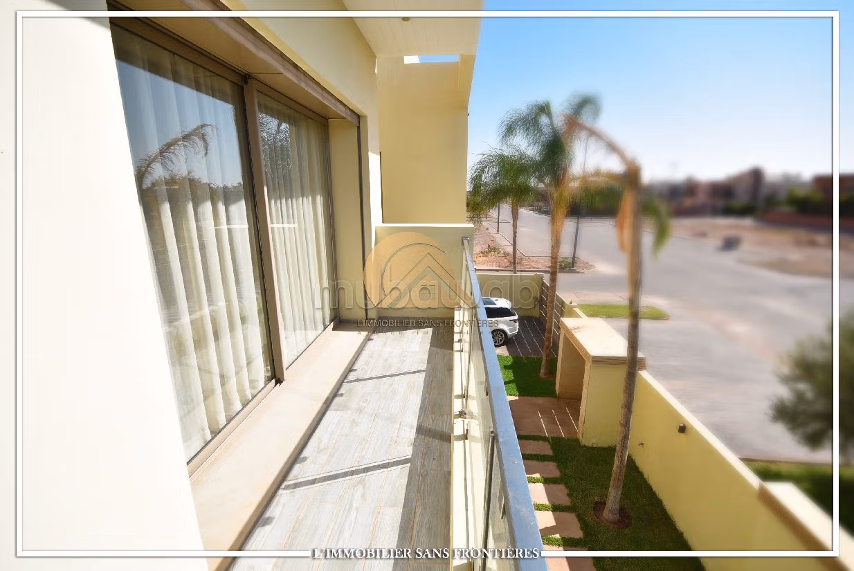 Fabulous house for sale in Hay Targa. 5 rooms. Usable fireplace, Large swimming pool. 