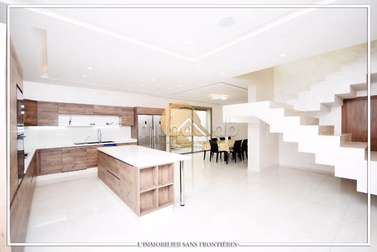 Fabulous house for sale in Hay Targa. 5 rooms. Usable fireplace, Large swimming pool. 