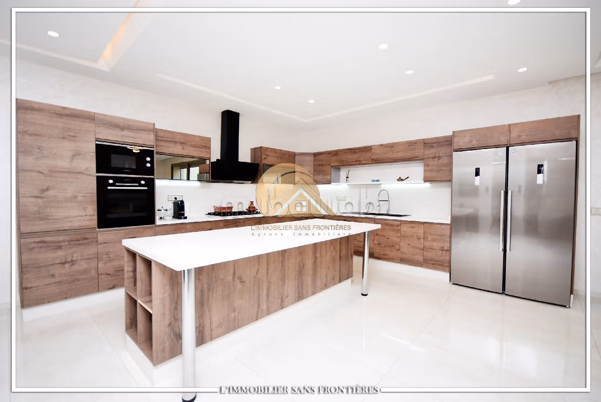 Fabulous house for sale in Hay Targa. 5 rooms. Usable fireplace, Large swimming pool. 