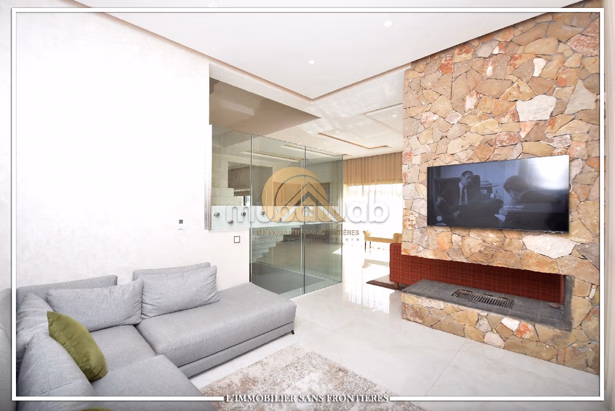 Fabulous house for sale in Hay Targa. 5 rooms. Usable fireplace, Large swimming pool. 