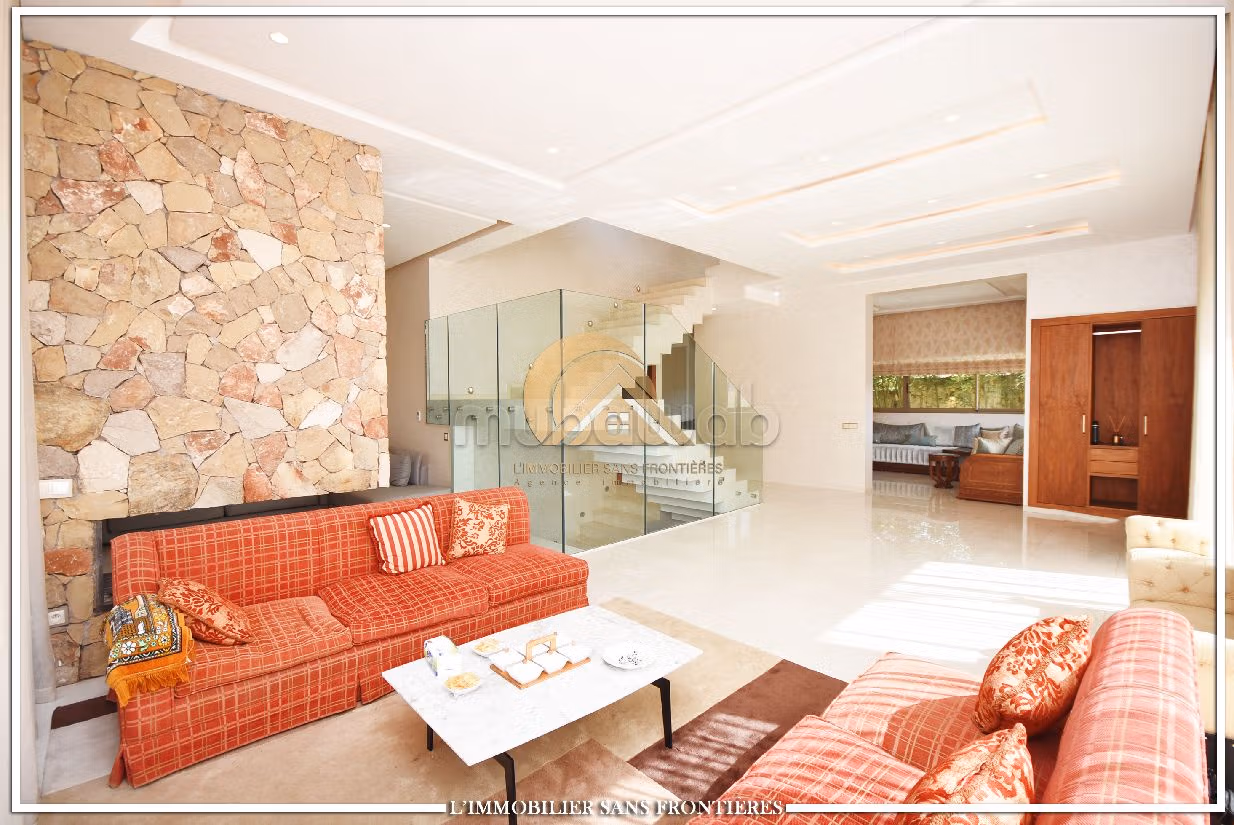 Fabulous house for sale in Hay Targa. 5 rooms. Usable fireplace, Large swimming pool. 