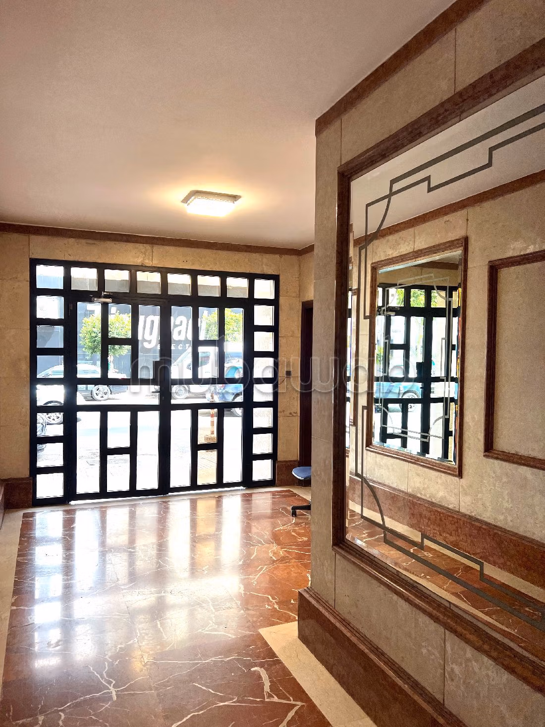 Beautiful apartment for sale in Les Hôpitaux. 3 beautiful rooms. Usable fireplace, General air conditioning. 