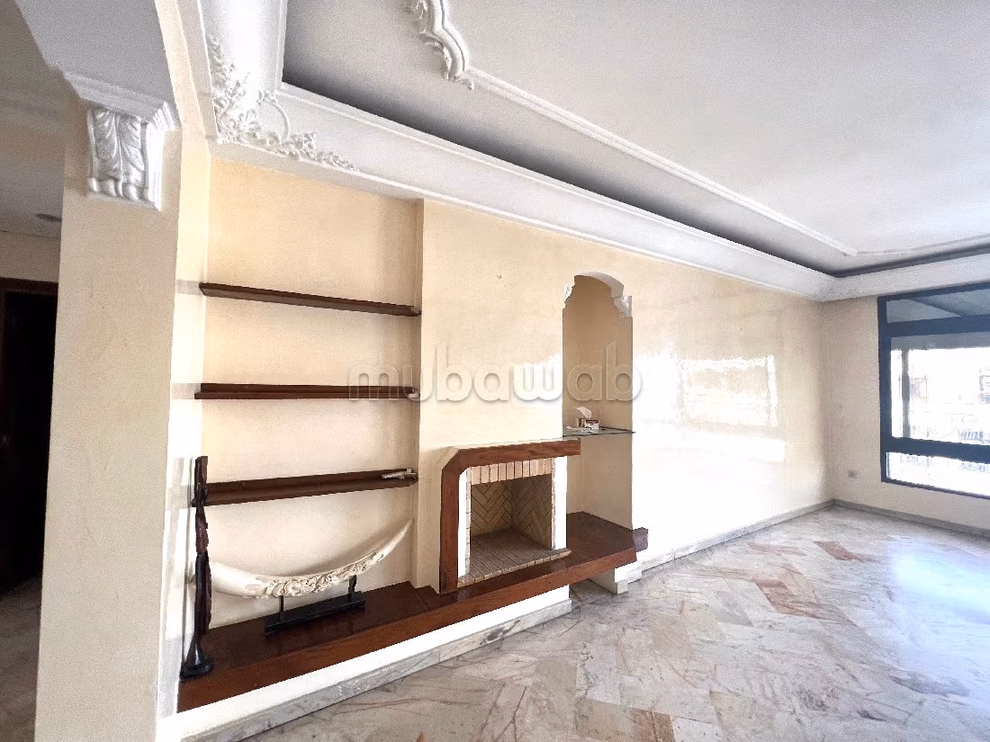 Beautiful apartment for sale in Les Hôpitaux. 3 beautiful rooms. Usable fireplace, General air conditioning. 