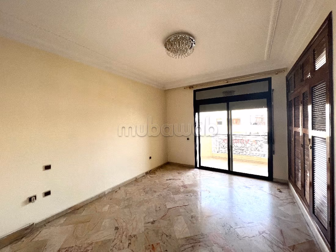 Beautiful apartment for sale in Les Hôpitaux. 3 beautiful rooms. Usable fireplace, General air conditioning. 