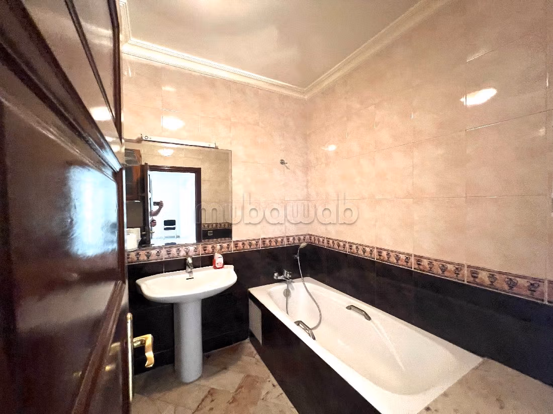 Beautiful apartment for sale in Les Hôpitaux. 3 beautiful rooms. Usable fireplace, General air conditioning. 