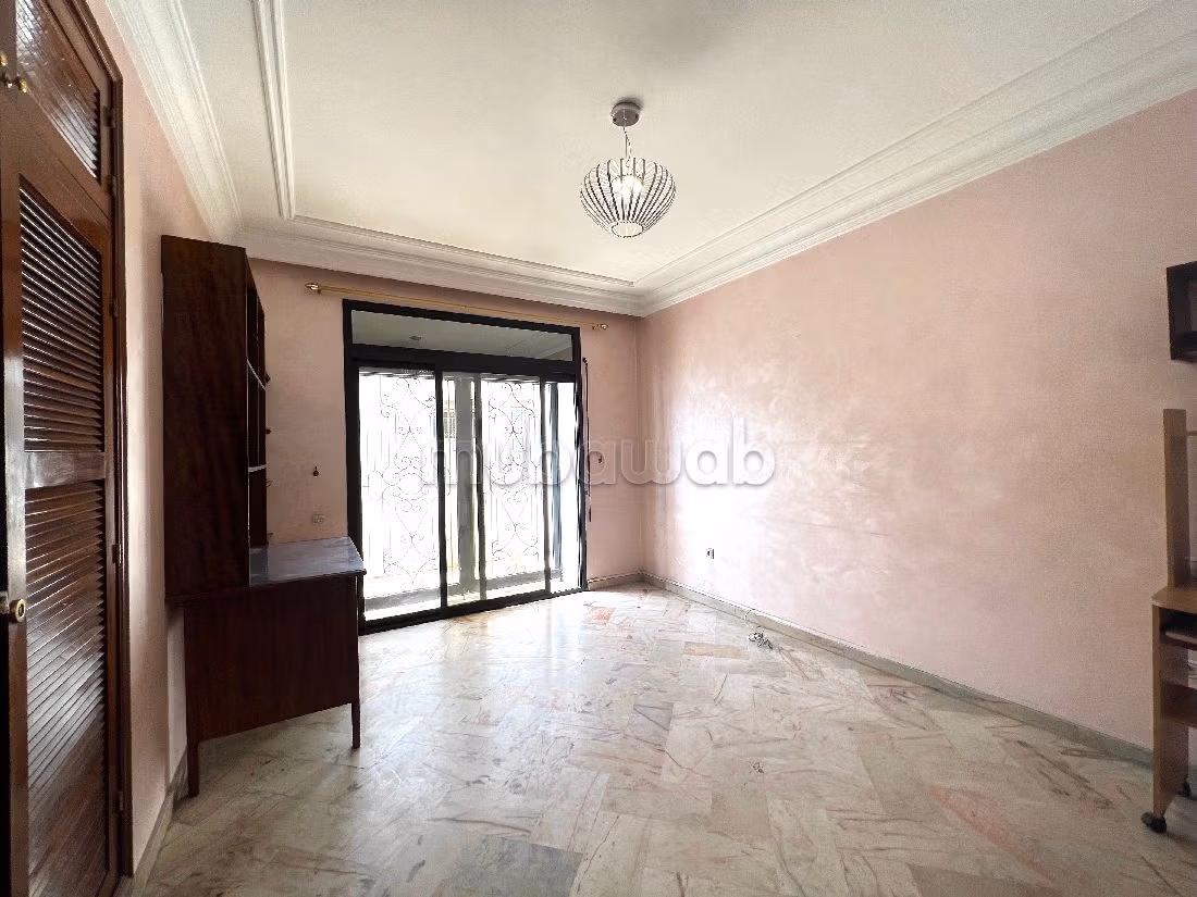 Beautiful apartment for sale in Les Hôpitaux. 3 beautiful rooms. Usable fireplace, General air conditioning. 