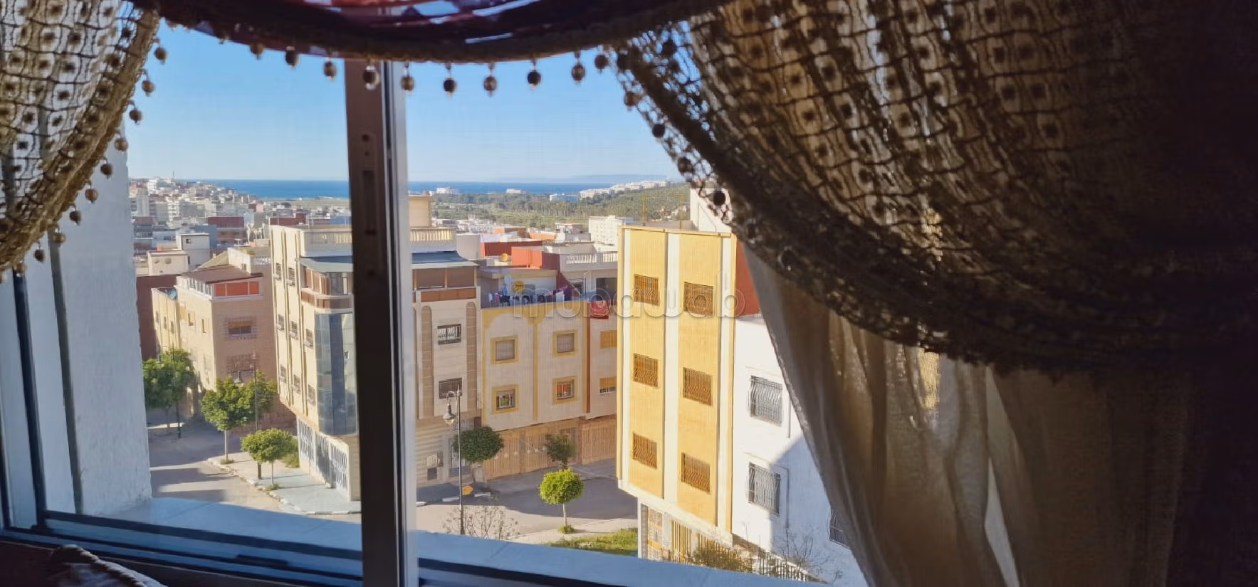 Vend appartement à Tanja Balia. 3 pièces confortables. Salon traditionnel et porte blindée.