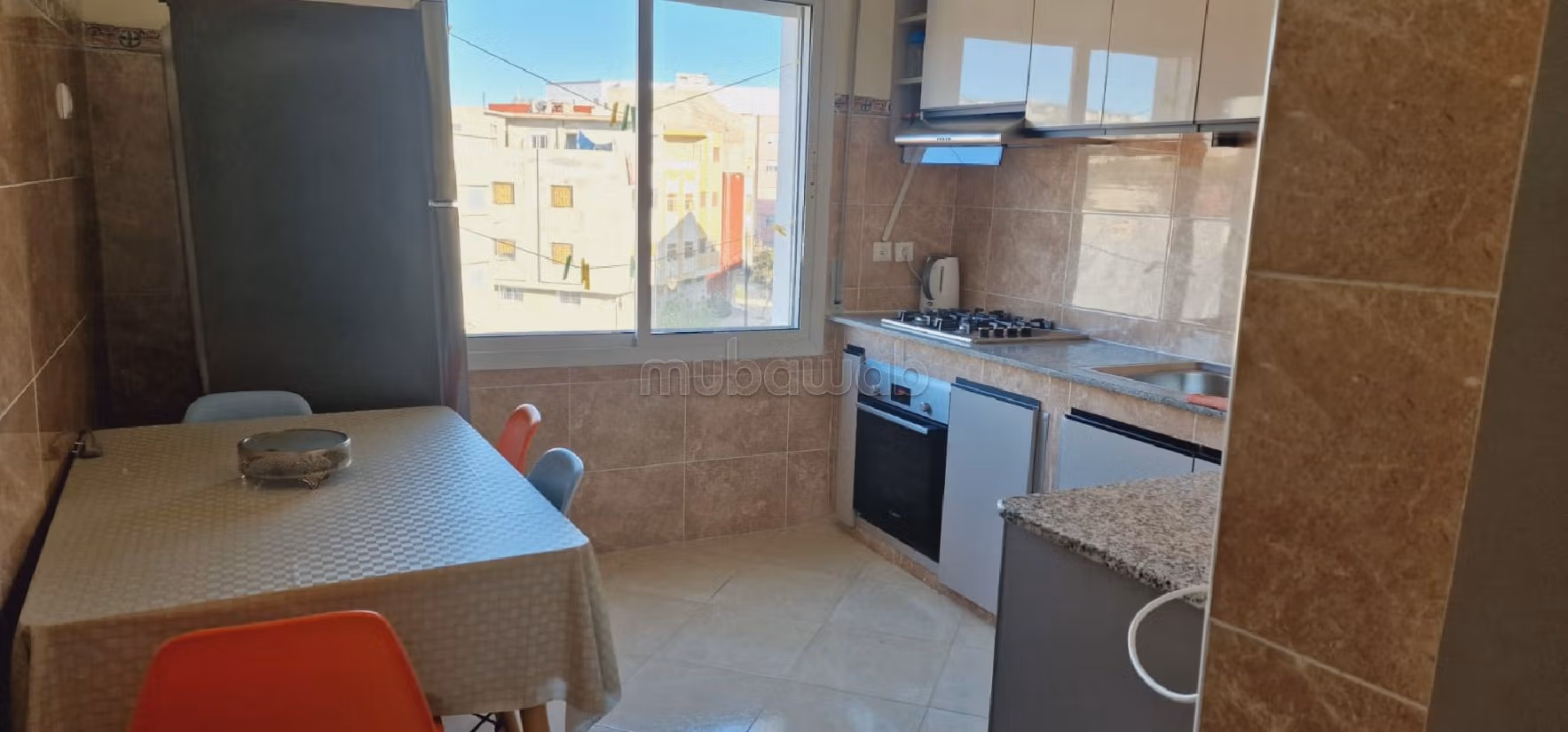 Vend appartement à Tanja Balia. 3 pièces confortables. Salon traditionnel et porte blindée.