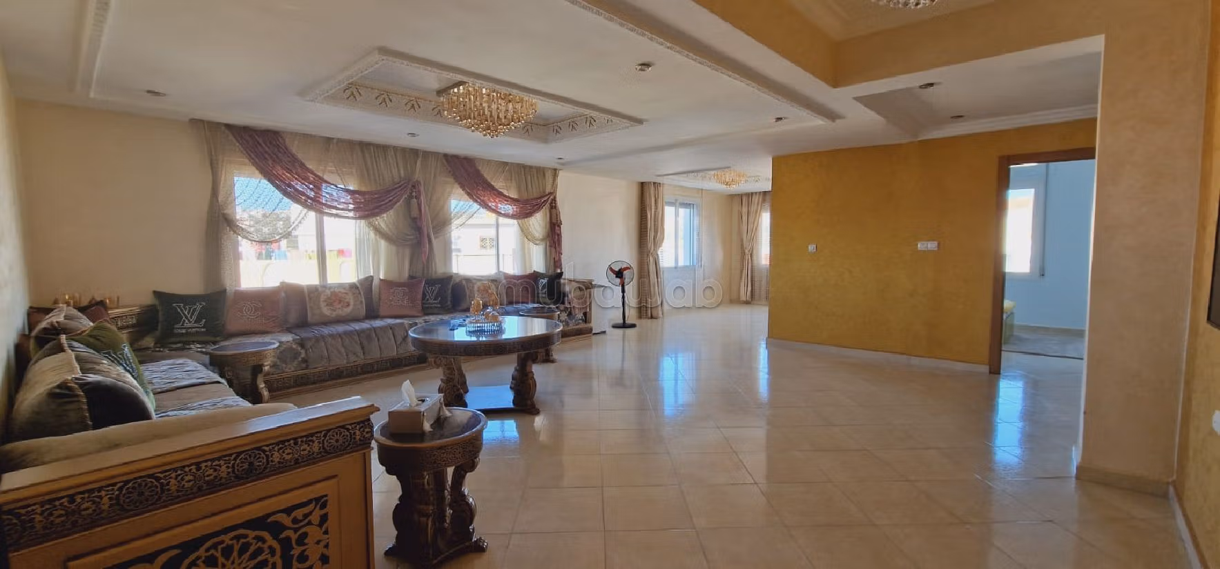 Vend appartement à Tanja Balia. 3 pièces confortables. Salon traditionnel et porte blindée.