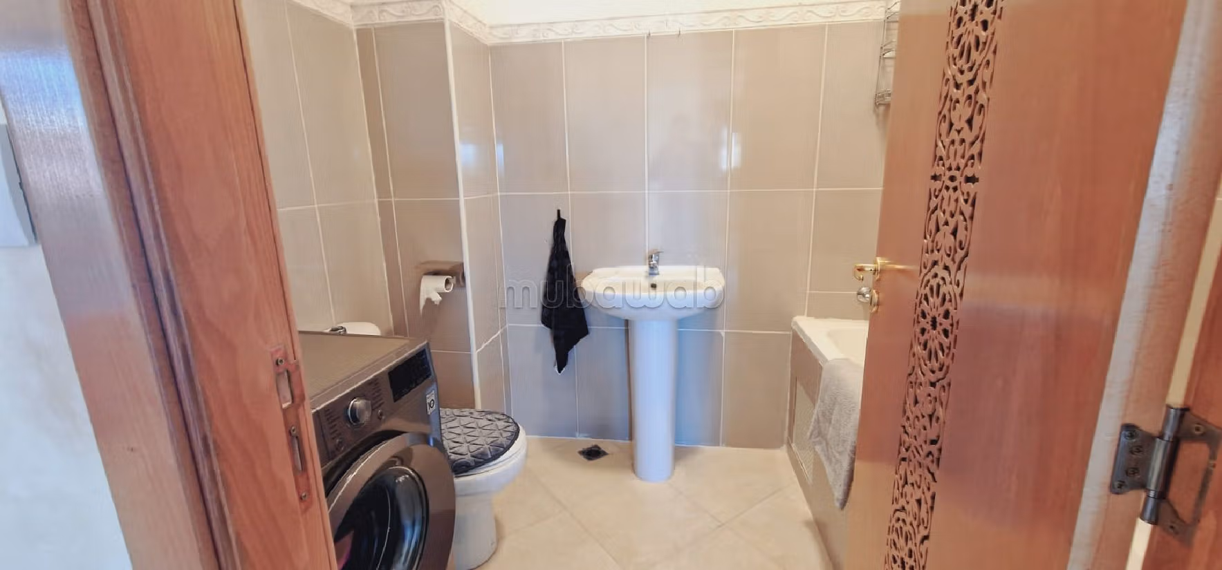 Vend appartement à Tanja Balia. 3 pièces confortables. Salon traditionnel et porte blindée.
