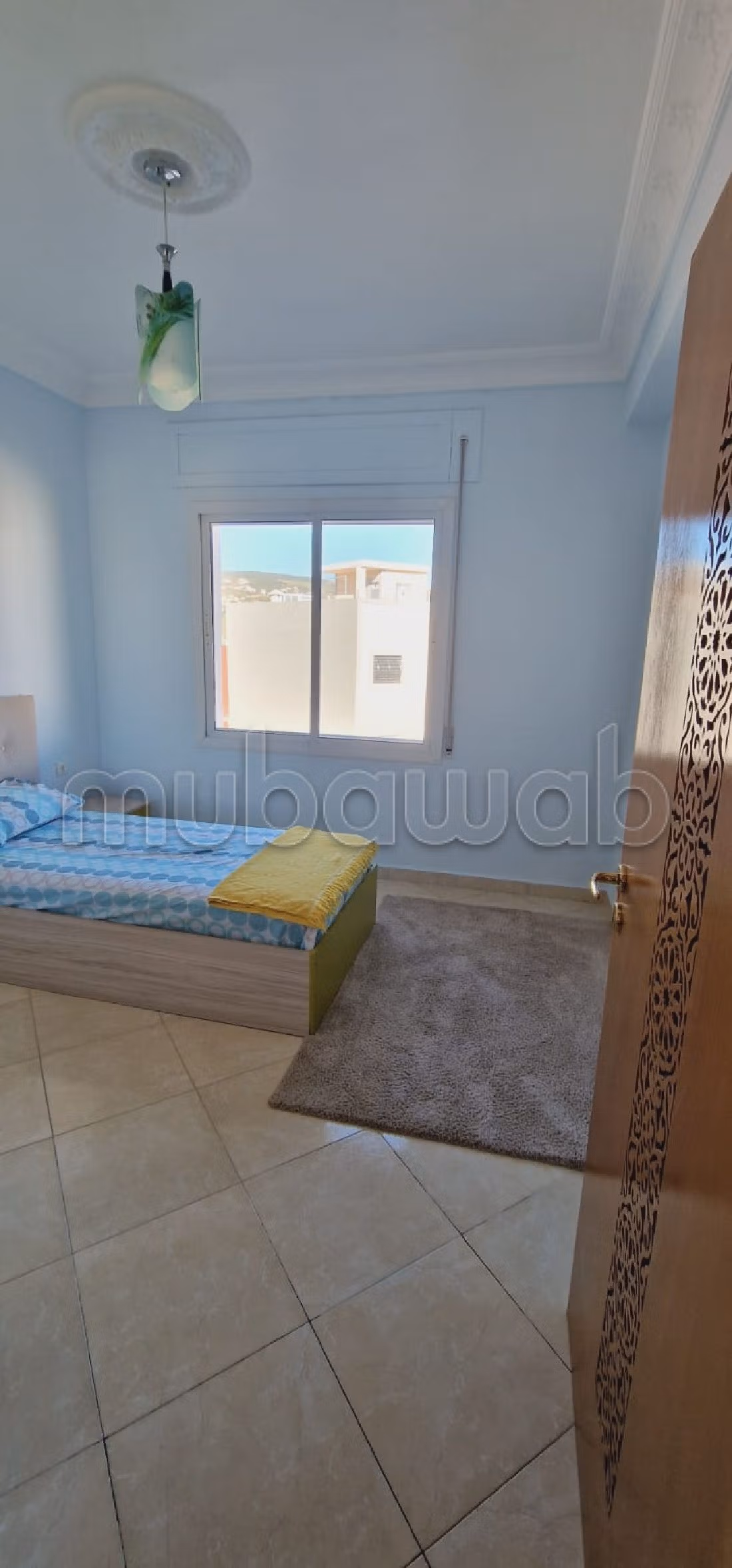Vend appartement à Tanja Balia. 3 pièces confortables. Salon traditionnel et porte blindée.