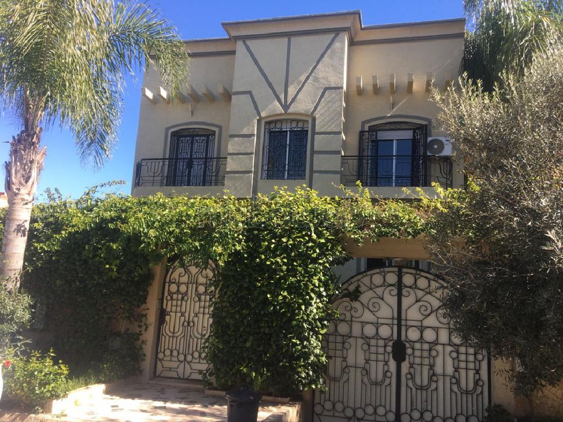 Villa de haut standing à vendre à Bouskoura. 4 grandes pièces. Air conditionné et cheminée Mubawab