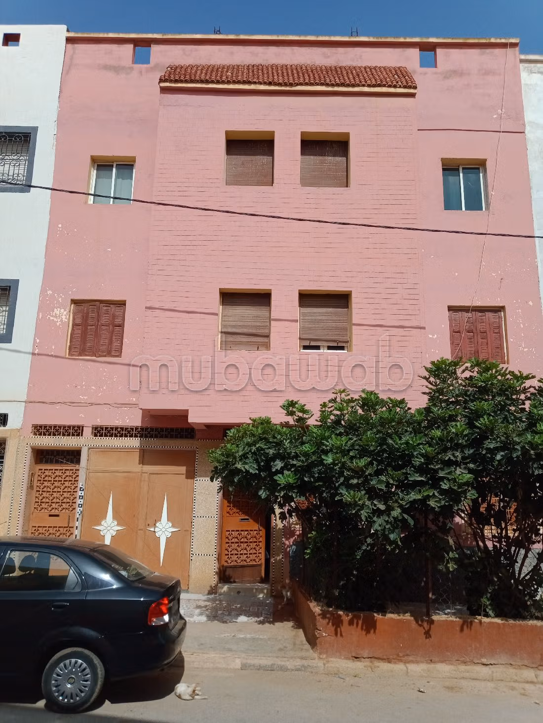 Casa en venta. 10 habitaciones grandes. Salón marroquí y antena parabólica