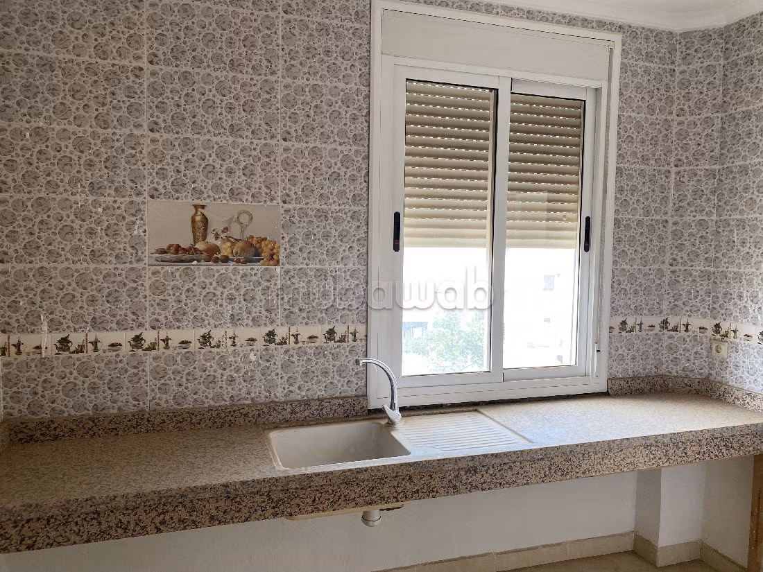 Splendido appartamento da acquistare a Hay zitoune. 3 ampi locali. Terrazzo e garage. 