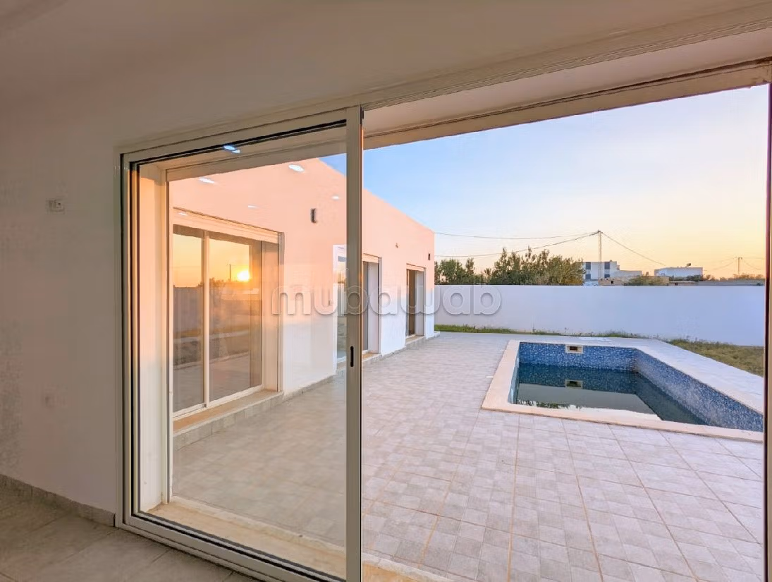 فيلا فخمة للبيع ب جربة. 3 غرف ممتازة. إقامة بالمسبح. 