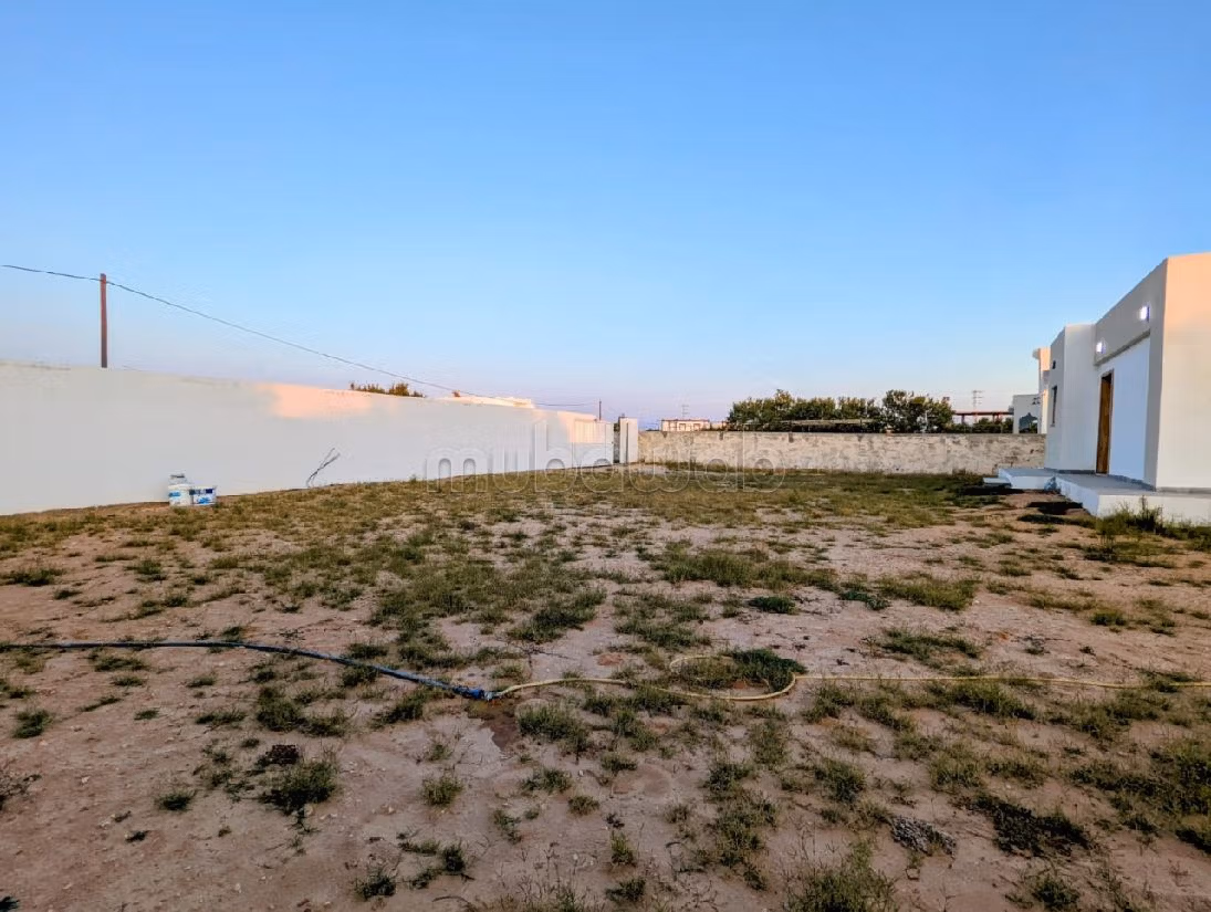 فيلا فخمة للبيع ب جربة. 3 غرف ممتازة. إقامة بالمسبح. 