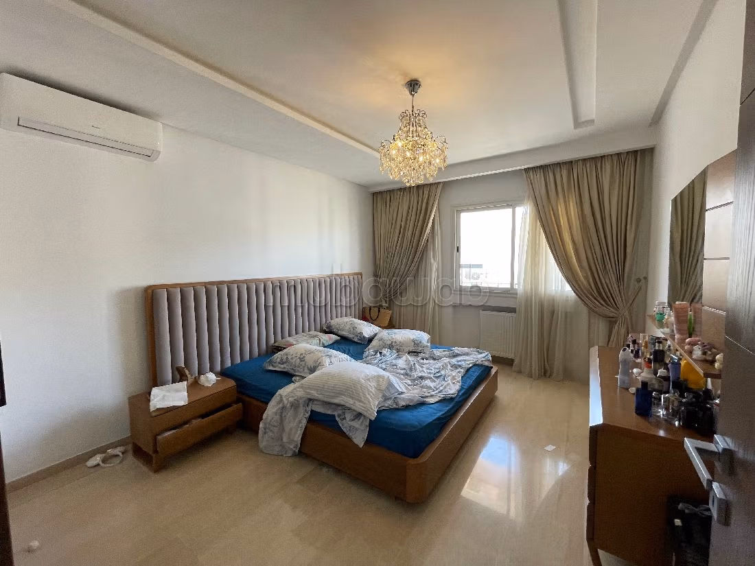 شقة للشراء ب سكرة. 4 قطع كبيرة. بواب ومكيف الهواء