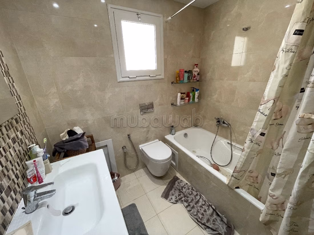 شقة للشراء ب سكرة. 4 قطع كبيرة. بواب ومكيف الهواء