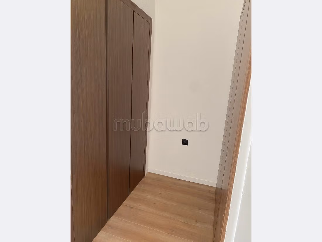 Encuentra un piso en alquiler. 4 habitaciones grandes. Con ascensor y zona verde. 