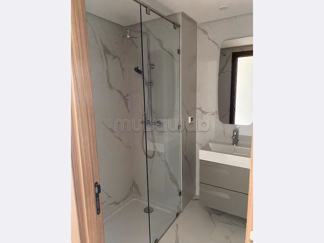 Encuentra un piso en alquiler. 4 habitaciones grandes. Con ascensor y zona verde. 