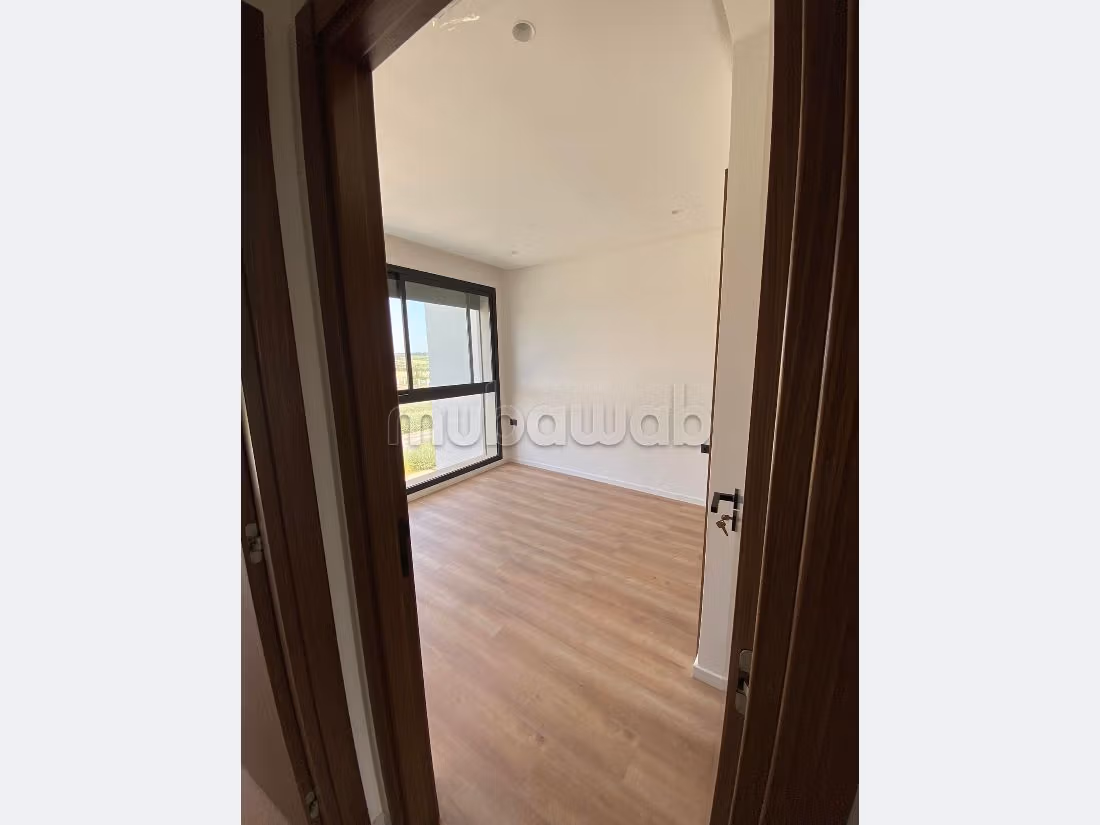 Encuentra un piso en alquiler. 4 habitaciones grandes. Con ascensor y zona verde. 