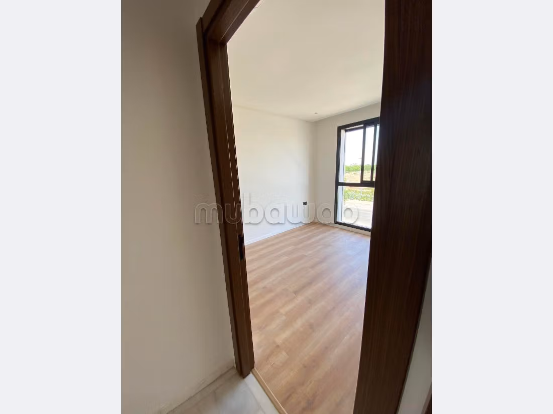 Encuentra un piso en alquiler. 4 habitaciones grandes. Con ascensor y zona verde. 