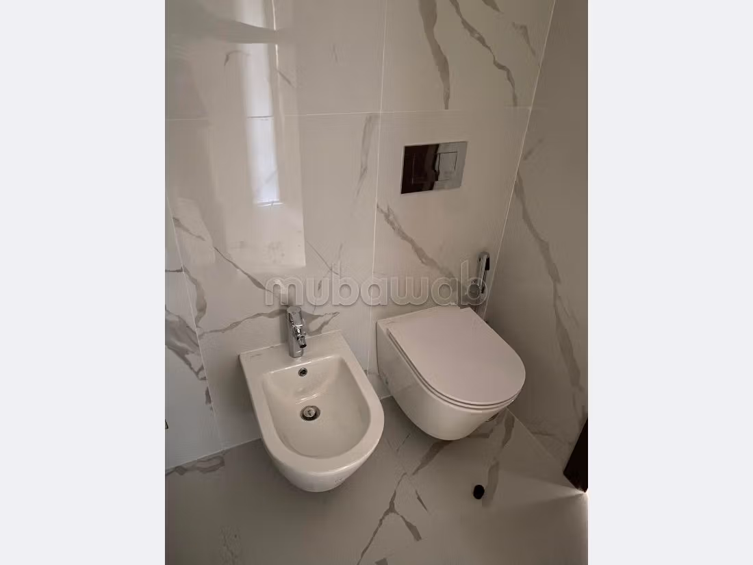 Encuentra un piso en alquiler. 4 habitaciones grandes. Con ascensor y zona verde. 