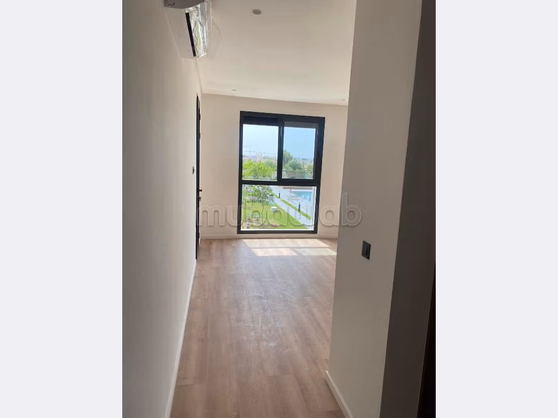 Encuentra un piso en alquiler. 4 habitaciones grandes. Con ascensor y zona verde. 