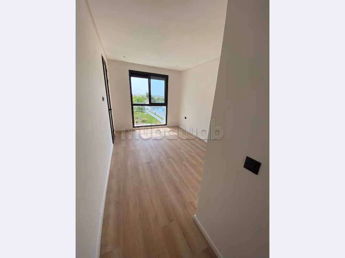 Encuentra un piso en alquiler. 4 habitaciones grandes. Con ascensor y zona verde. 