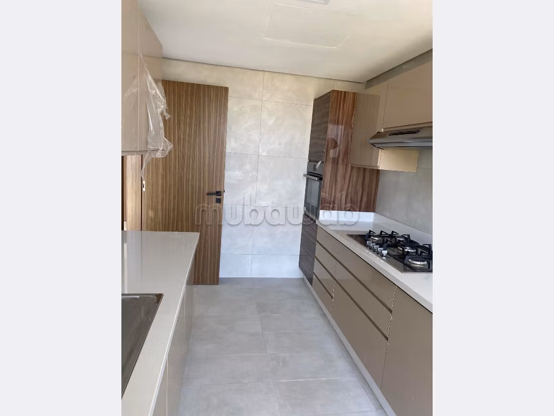 Encuentra un piso en alquiler. 4 habitaciones grandes. Con ascensor y zona verde. 