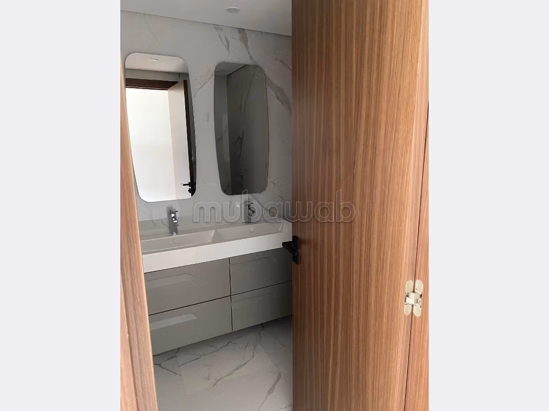 Encuentra un piso en alquiler. 4 habitaciones grandes. Con ascensor y zona verde. 