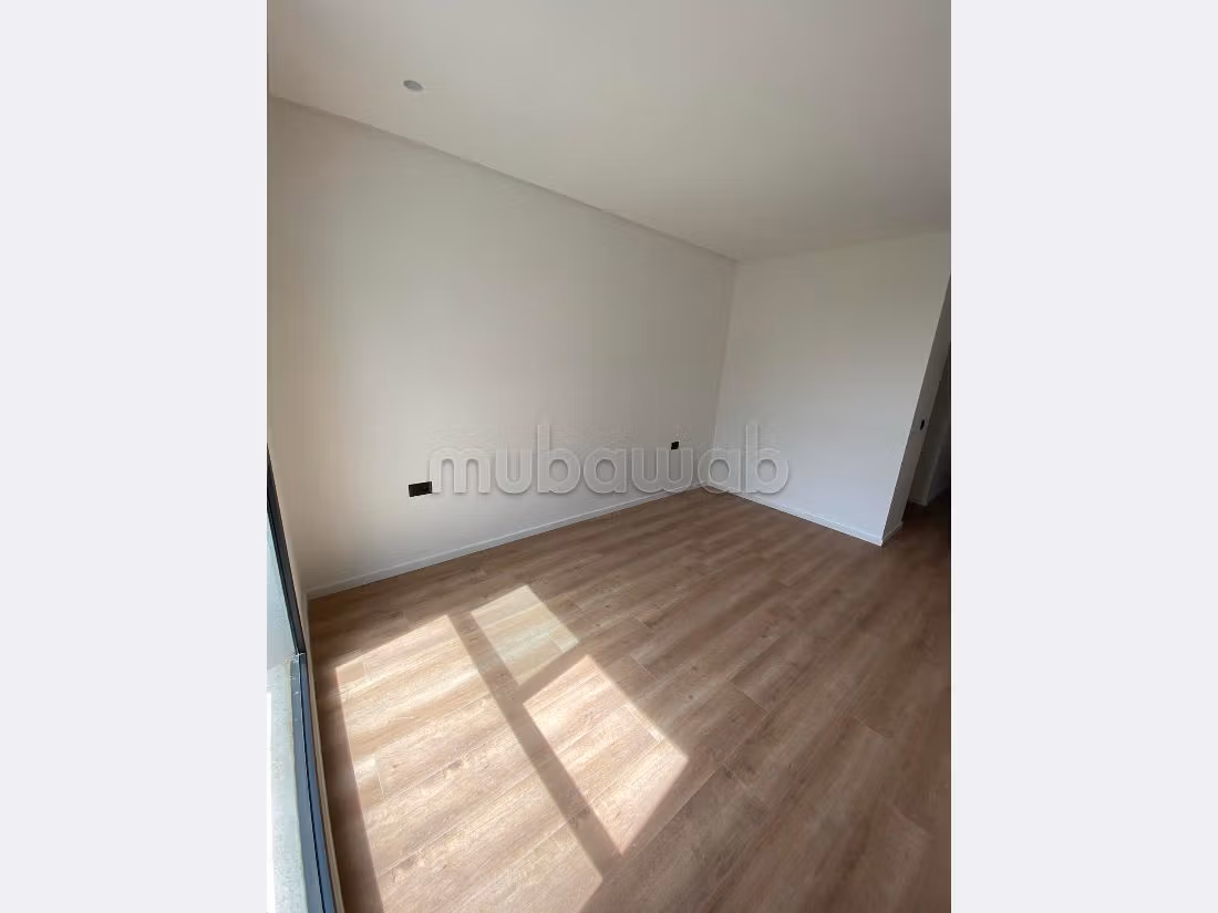 Encuentra un piso en alquiler. 4 habitaciones grandes. Con ascensor y zona verde. 