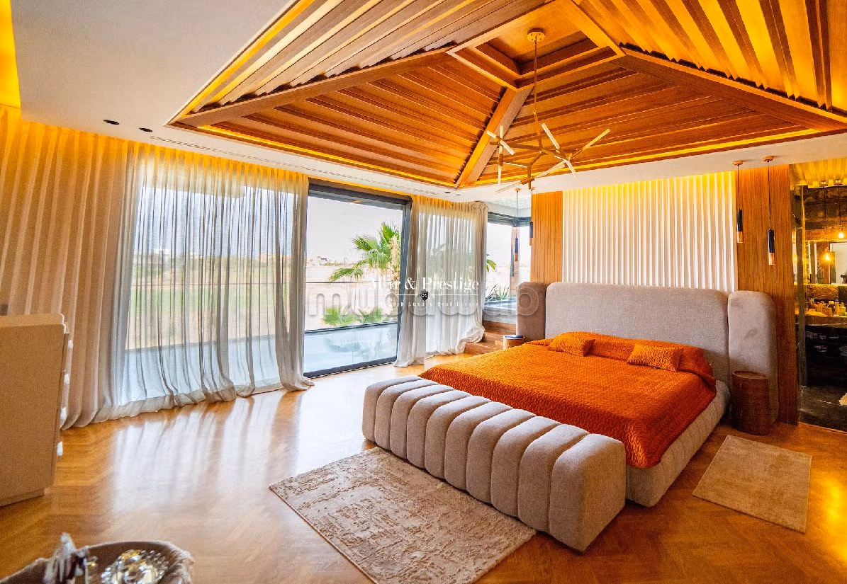 Magnífica villa en venta en Amelkis. 5 habitaciones grandes. Espacios verdes, Balcón