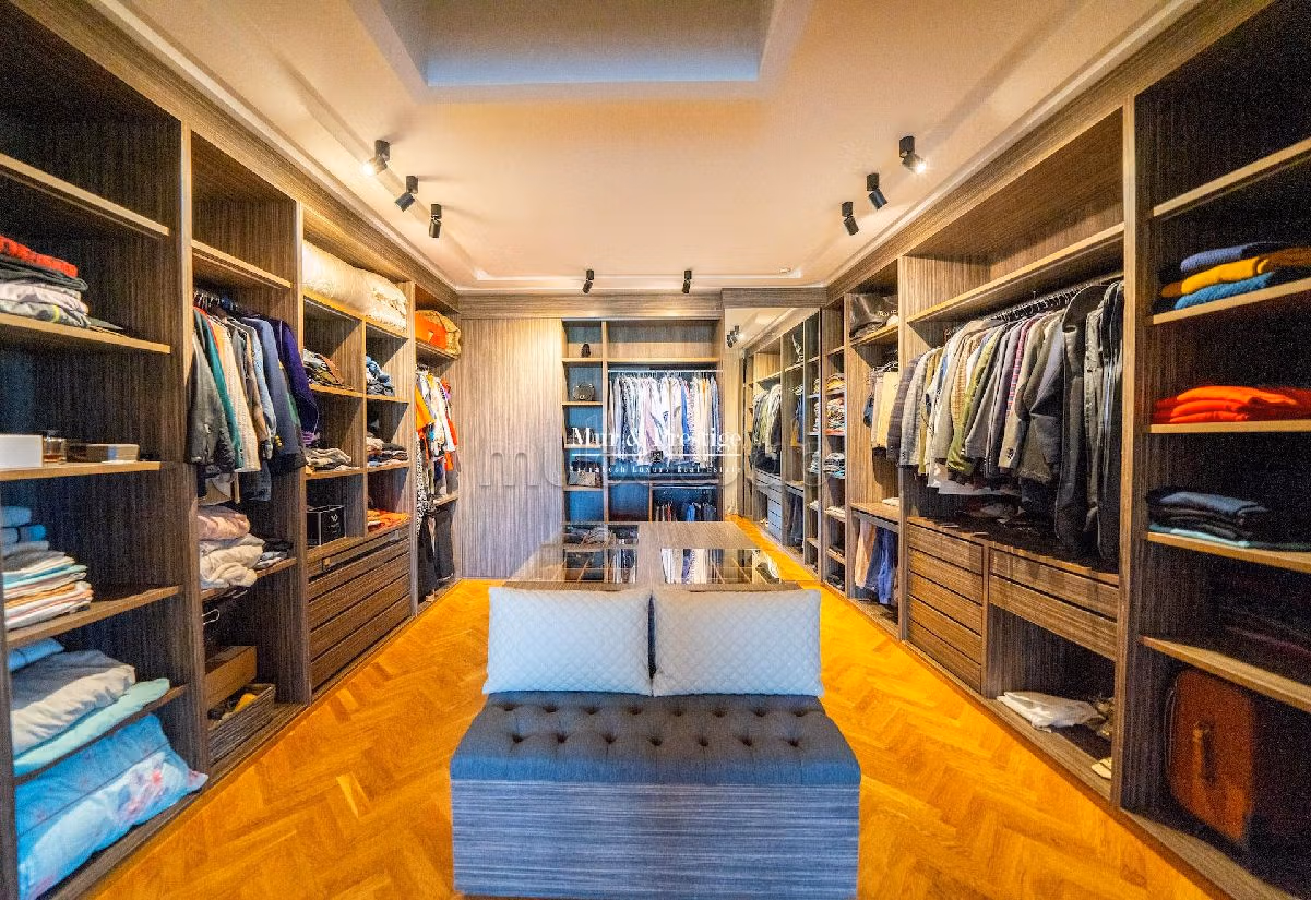 Magnífica villa en venta en Amelkis. 5 habitaciones grandes. Espacios verdes, Balcón