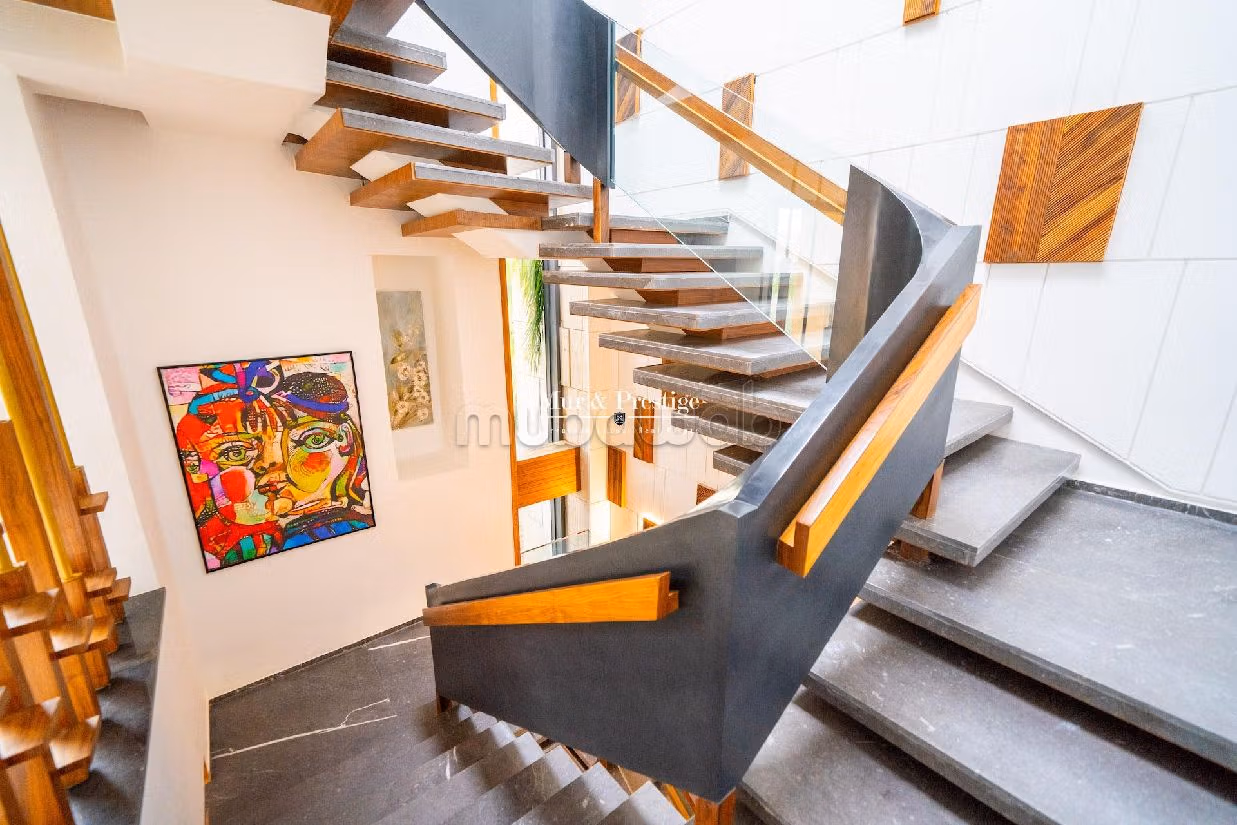 Magnífica villa en venta en Amelkis. 5 habitaciones grandes. Espacios verdes, Balcón