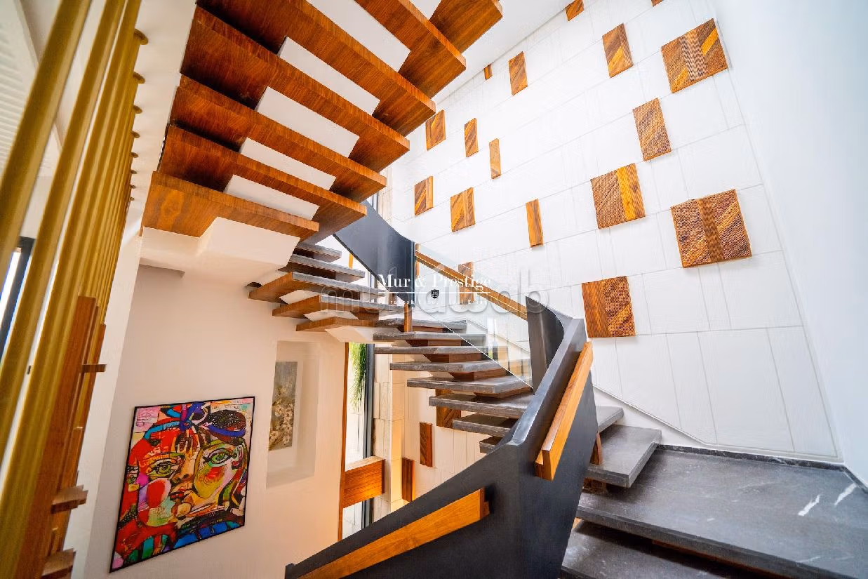 Magnífica villa en venta en Amelkis. 5 habitaciones grandes. Espacios verdes, Balcón