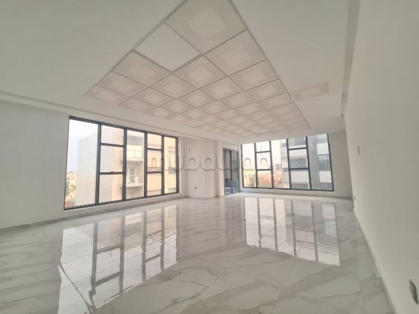 Offices for rent in Aïn Sebaâ. 3 beautiful rooms. Caretaker service available, air conditioning