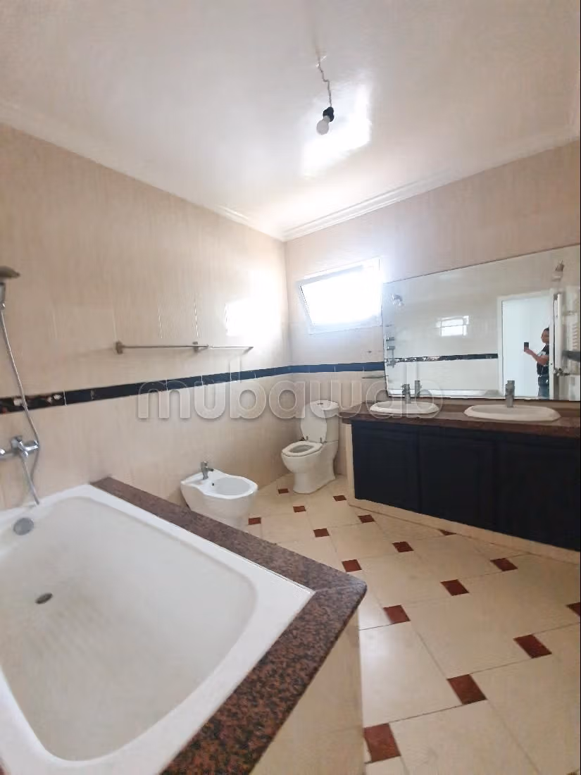 Maestosa villa in affitto a CIL (Hay Salam). Superficie 500 m². Porta blindata e servizio di videosorveglianza. 