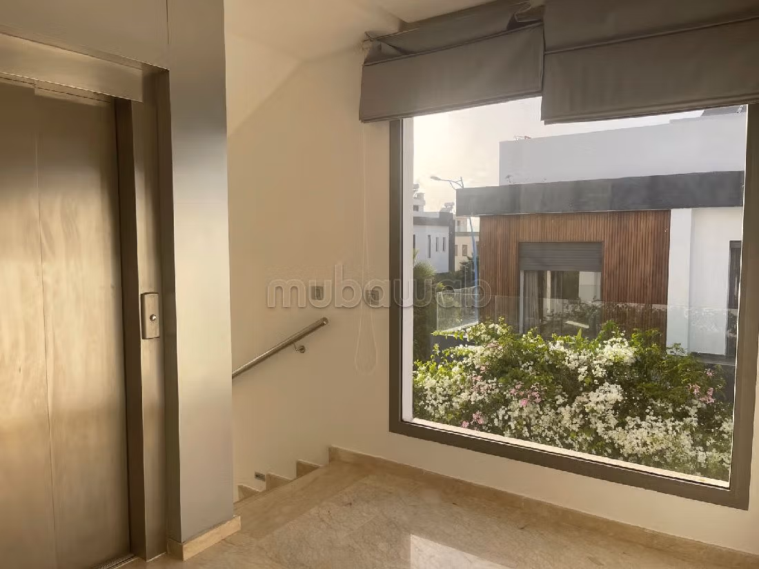 Villa's en luxe woningen te koop. 7 Ruimtes. Volledig gemeubileerd