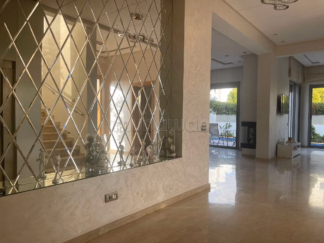 Villa's en luxe woningen te koop. 7 Ruimtes. Volledig gemeubileerd