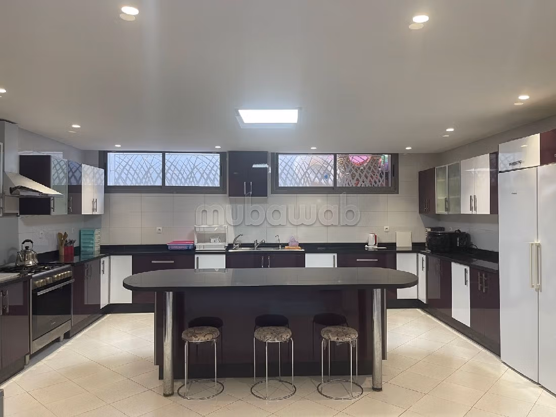Villa's en luxe woningen te koop. 7 Ruimtes. Volledig gemeubileerd