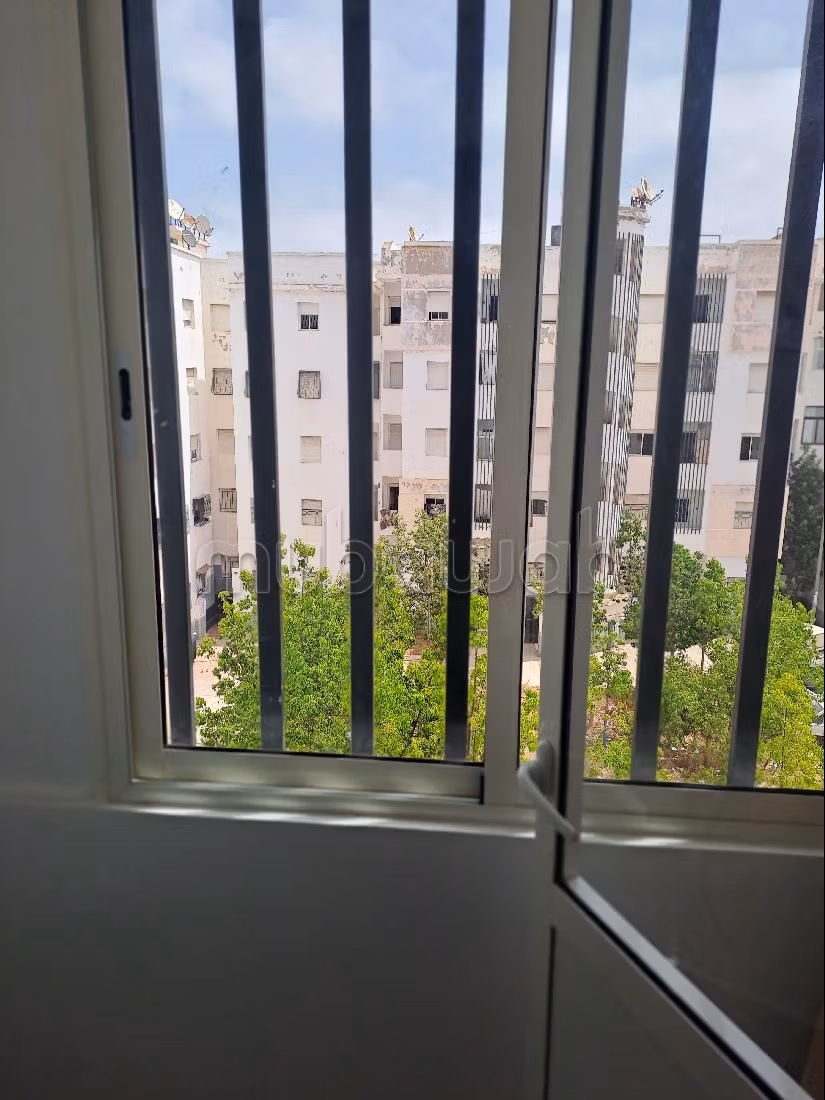 Appartementen kopen in Ain Diab Extension. 3 Ruimtes. Traditionele, Marokkaanse woonkamer en satellietschotel. 