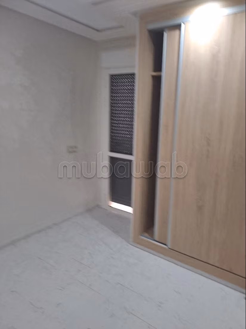 Appartementen kopen in Ain Diab Extension. 3 Ruimtes. Traditionele, Marokkaanse woonkamer en satellietschotel. 