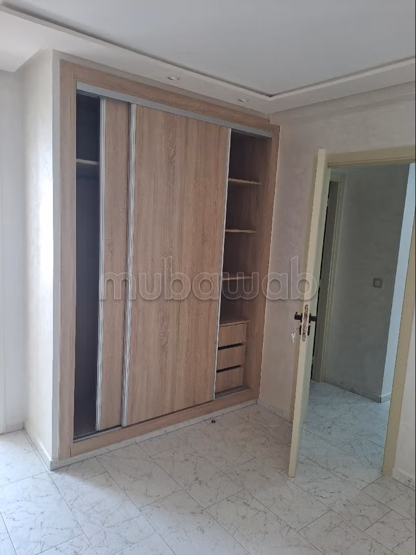 Appartementen kopen in Ain Diab Extension. 3 Ruimtes. Traditionele, Marokkaanse woonkamer en satellietschotel. 