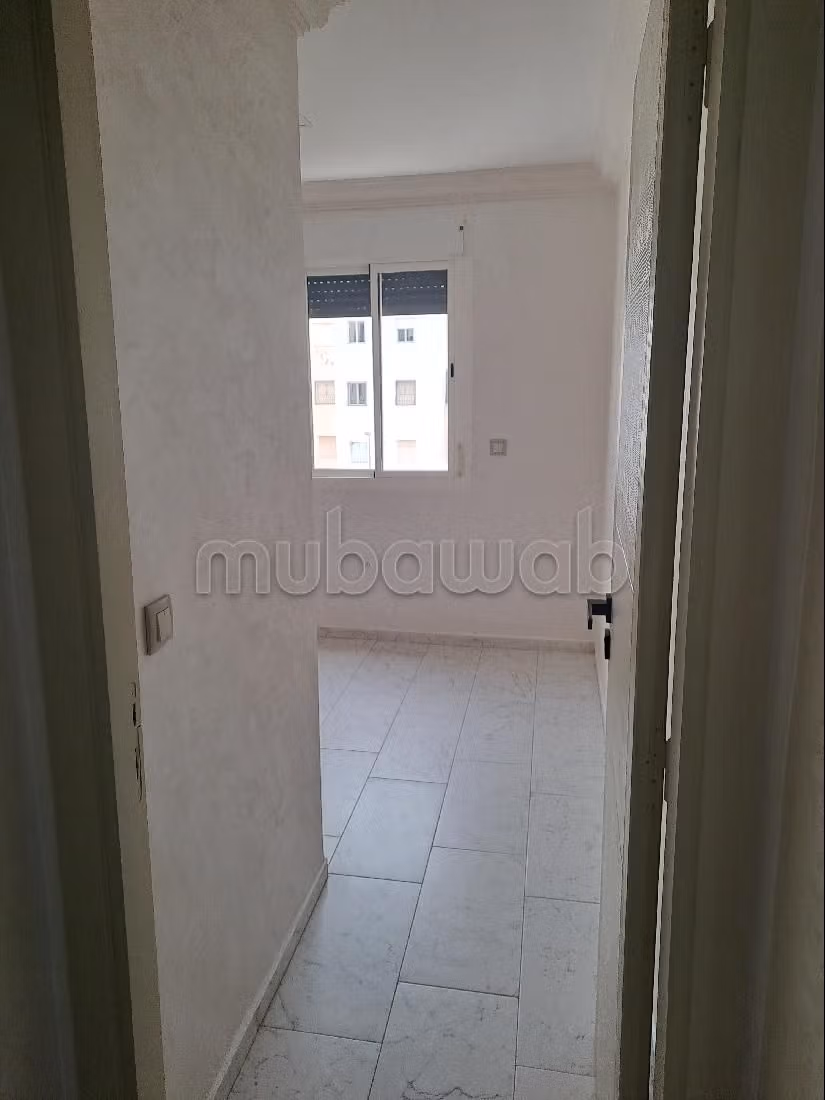 Appartementen kopen in Ain Diab Extension. 3 Ruimtes. Traditionele, Marokkaanse woonkamer en satellietschotel. 