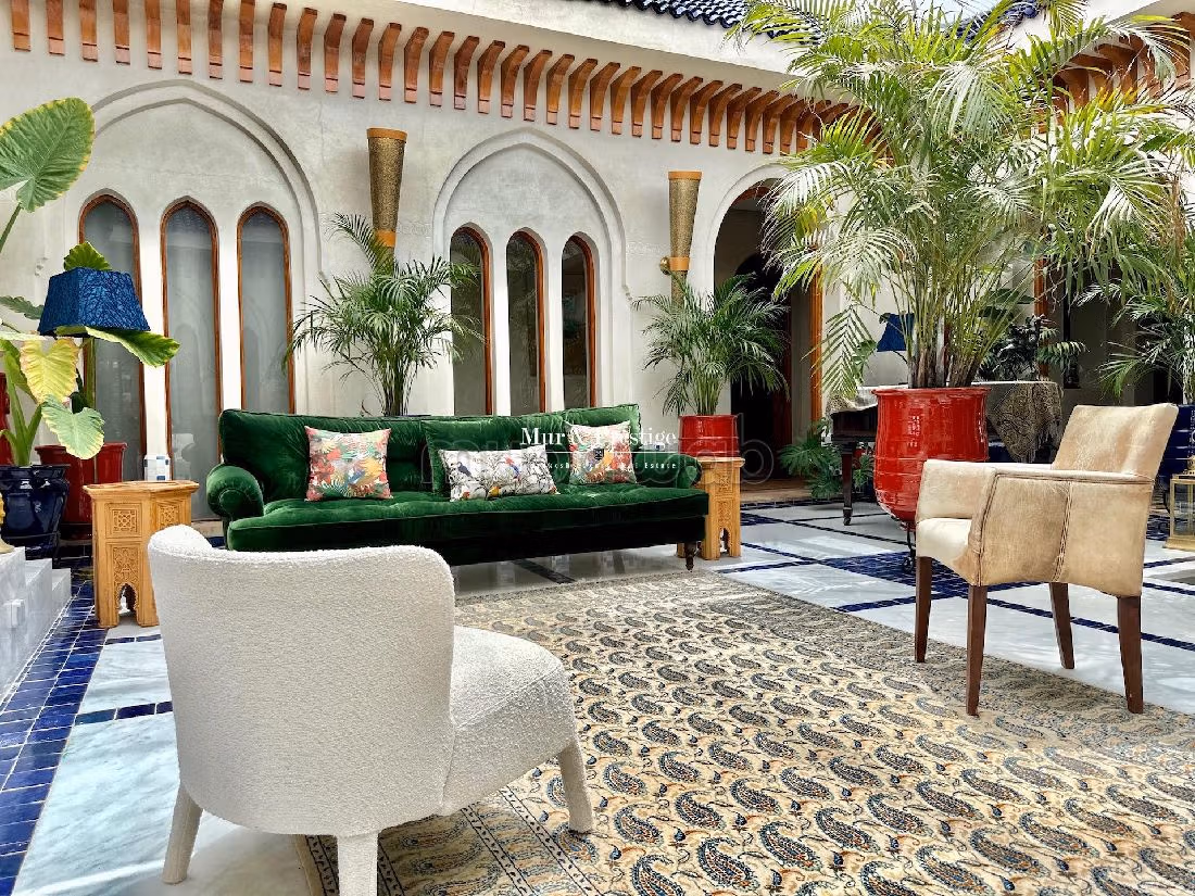 فيلا ممتازة للبيع بمراكش. المساحة الإجمالية 800 م². الراحة الكاملة مع حمام سباحة ومدفأة. 