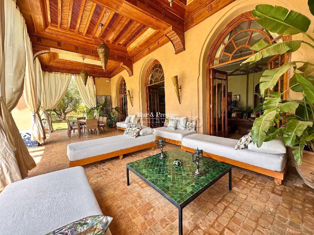 فيلا ممتازة للبيع بمراكش. المساحة الإجمالية 800 م². الراحة الكاملة مع حمام سباحة ومدفأة. 